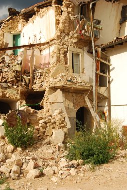 Abruzzo deprem moloz