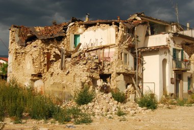 Abruzzo deprem moloz