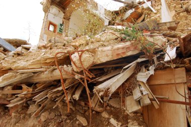 (İtalya Abruzzo deprem moloz)