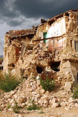 (İtalya Abruzzo deprem moloz)