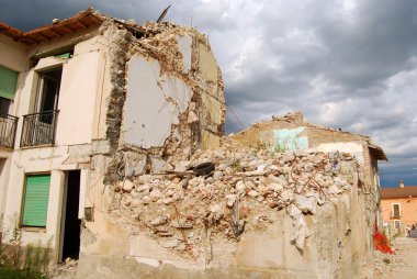 (İtalya Abruzzo deprem moloz)