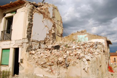 (İtalya Abruzzo deprem moloz)