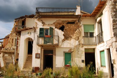 (İtalya Abruzzo deprem moloz)