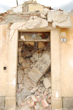 Abruzzo deprem moloz