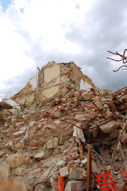 (İtalya Abruzzo deprem moloz)