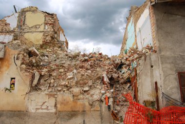 (İtalya Abruzzo deprem moloz)