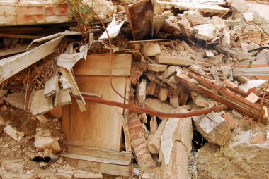 (İtalya Abruzzo deprem moloz)