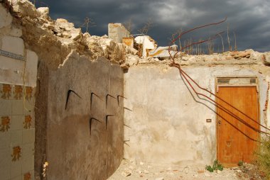 Abruzzo deprem moloz