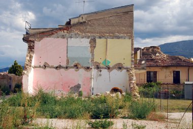 Abruzzo deprem moloz