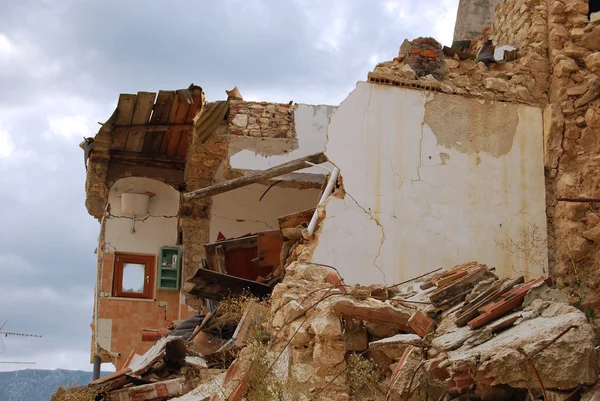 Los escombros del terremoto de Abruzzo (Italia) ) — Foto de Stock
