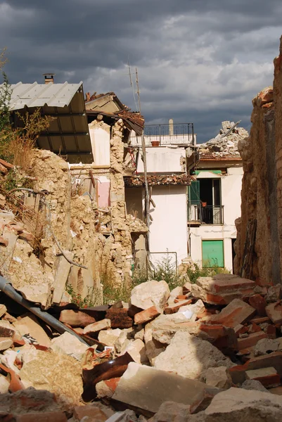 Os escombros do terremoto em Abruzzo (Itália ) — Fotografia de Stock