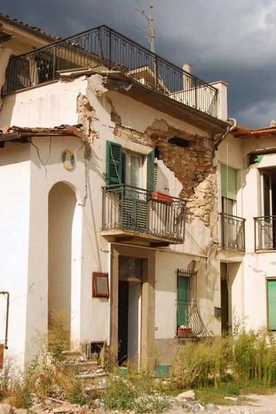 Het puin van de aardbeving in abruzzo — Stockfoto
