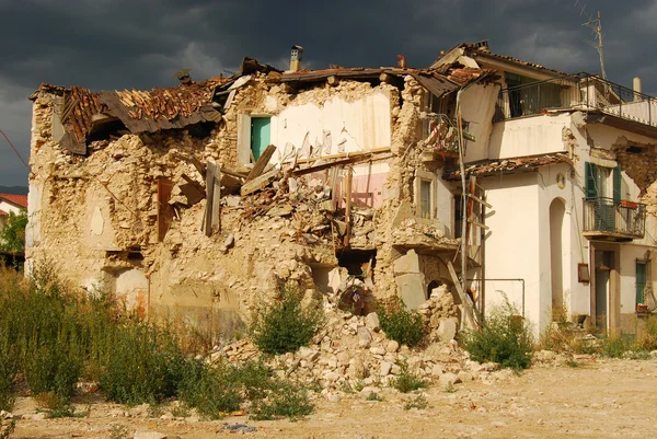 Os escombros do terremoto em Abruzzo — Fotografia de Stock