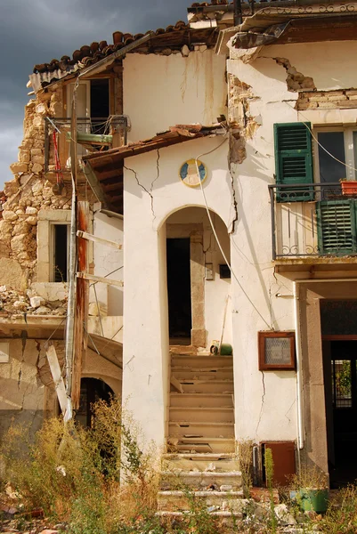 Spillrorna av jordbävningen i Abruzzo (Italien) — Stockfoto