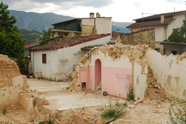 Het puin van de aardbeving in abruzzo — Stockfoto