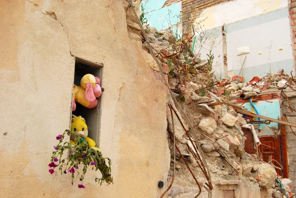 Die Trümmer des Erdbebens in den Abruzzen (Italien)) — Stockfoto