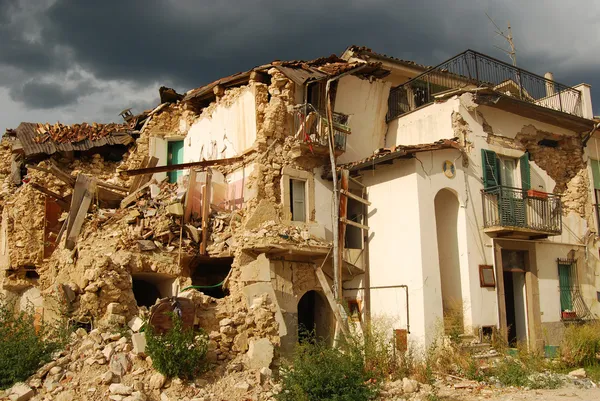 Les décombres du séisme dans les Abruzzes — Photo