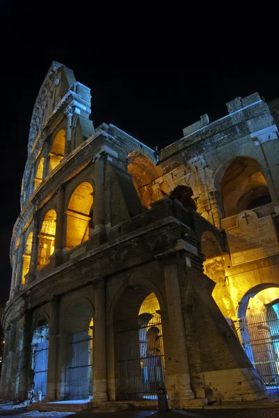 Widok na Koloseum w nocy — Zdjęcie stockowe