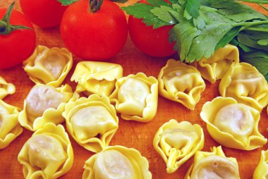 tortellini et sosu ile doldurulmuş