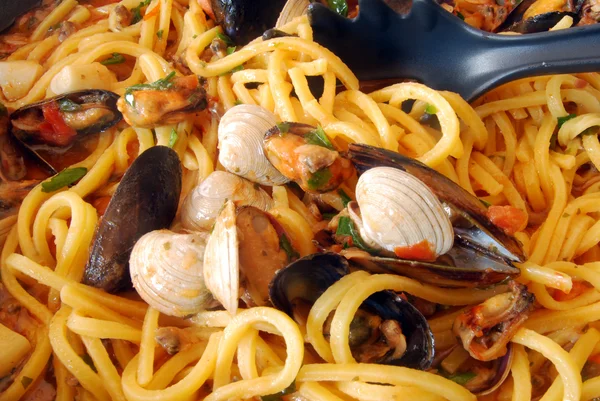 Färsk pasta med skaldjur — Stockfoto