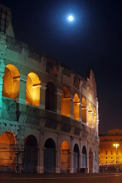 Roma, Kolezyum ve ay — Stok fotoğraf