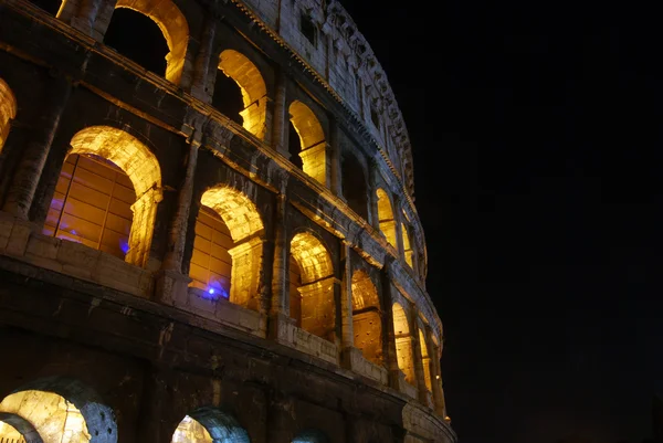The arches of the Colosseum at night — Stock Photo, Image