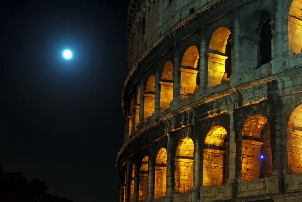 The Colosseum and the Moon — Stock Photo, Image