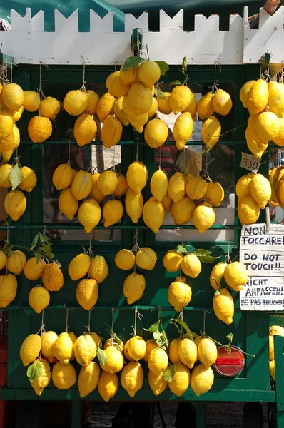 Citrony na trh — Stock fotografie