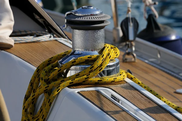Bitt a bordo e corda amarela — Fotografia de Stock