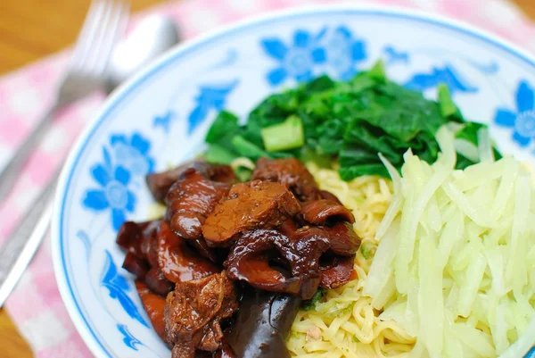 Tagliatelle vegetariane in stile cinese — Foto Stock