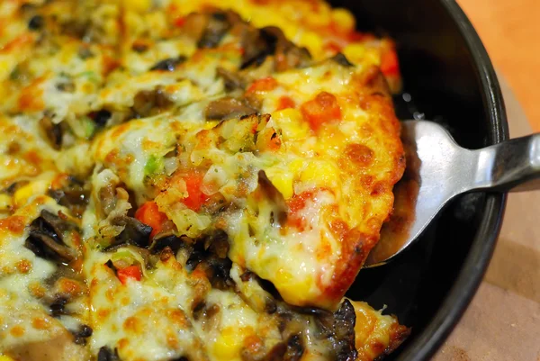 Gesunde vegetarische Pizza mit Gemüsesortiment — Stockfoto