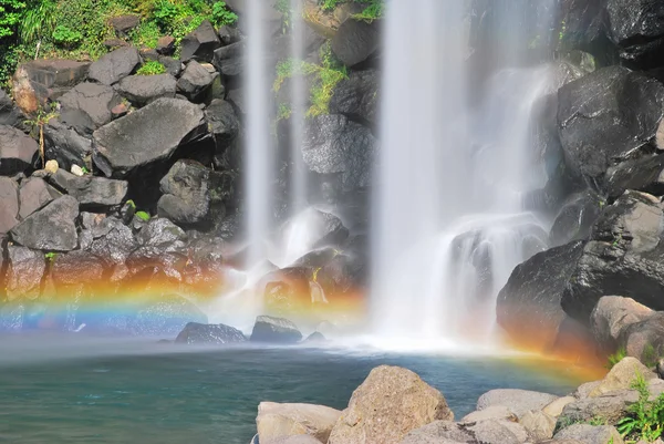 Cascata maestosa con arcobaleno colorato — Foto Stock