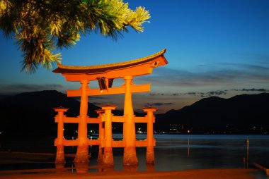 gün batımı sırasında bir tapınağın Torii kapısı