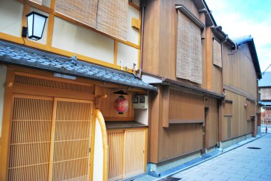 bir cadde boyunca geleneksel tarzı evler