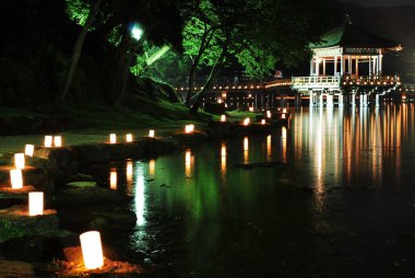 Pagoda büyük Gölde yüzen