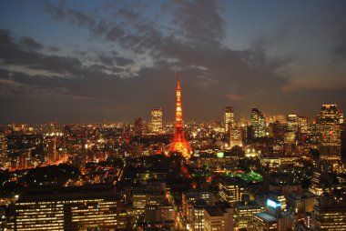 tokyo Kulesi manzarasına alacakaranlık