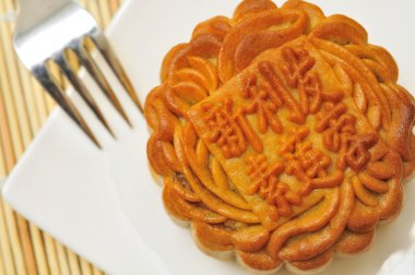 Mooncake beyaz plaka üzerinde