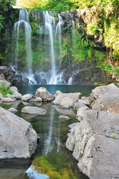 Tiefschuss von majestätischem Wasserfall — Stockfoto