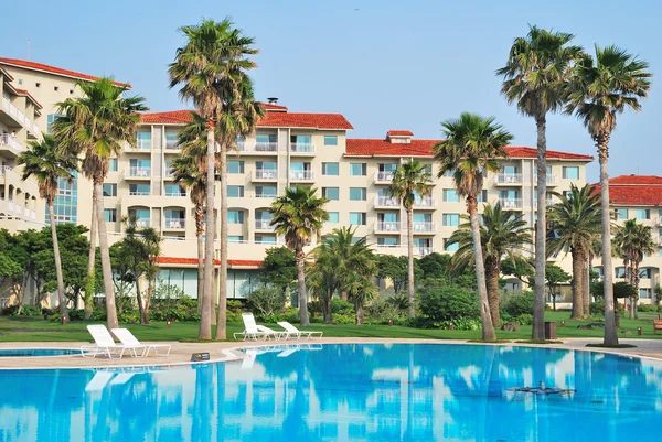 Riesiges Schwimmbad mit luxuriösen Resorts — Stockfoto