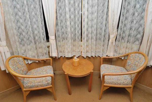 Mesa de chá e cadeiras para descansar no quarto do hotel — Fotografia de Stock