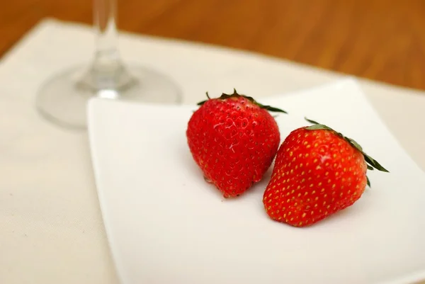 Röda jordgubbar för en hälsosam livsstil — Stockfoto