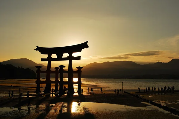 Porta de Torii de um templo durante o pôr do sol — Fotografia de Stock
