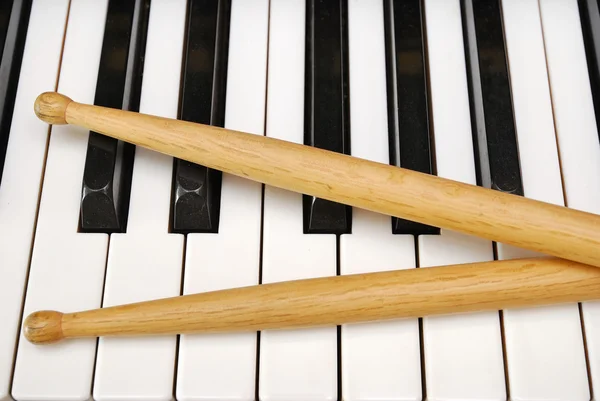 Palos de tambor en el teclado del piano — Foto de Stock