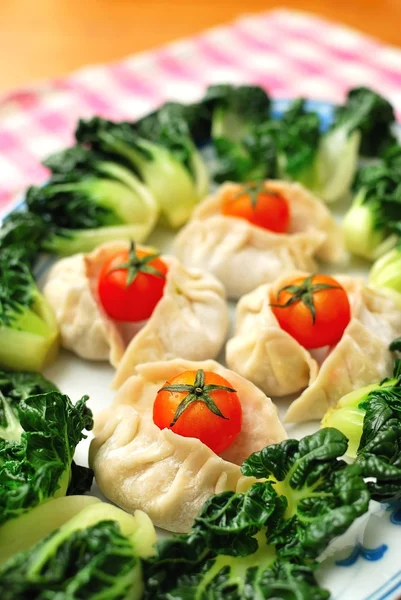 Chinese dumplings and vegetables — Stock Photo, Image