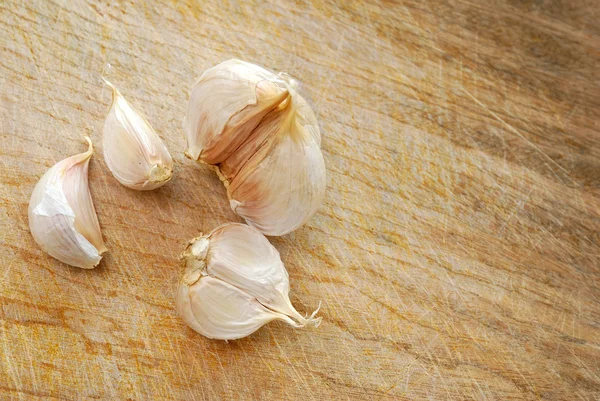 Bawang putih segar di papan potong — Stok Foto