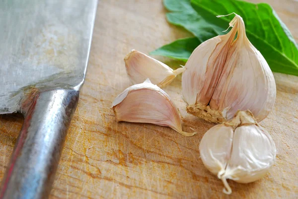 Bawang putih segar dengan pisau — Stok Foto