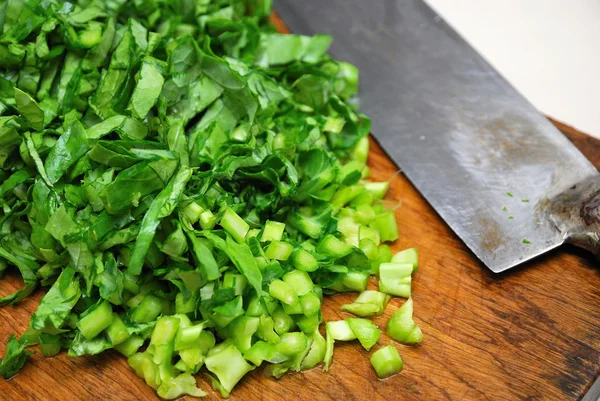 Cortar verduras en la tabla de cortar — Foto de Stock