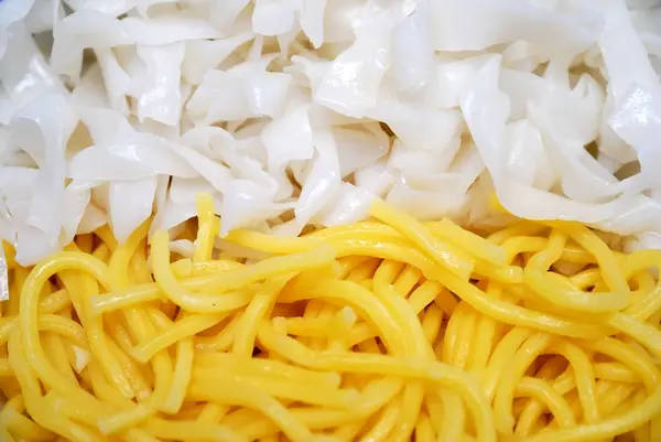 Gelbe und weiße Nudeln als Lebensmittelzutaten — Stockfoto