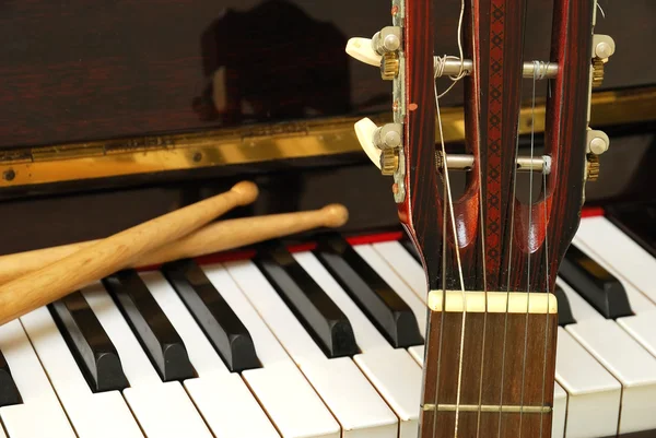 Bâtons de batterie, guitare et clavier piano — Photo