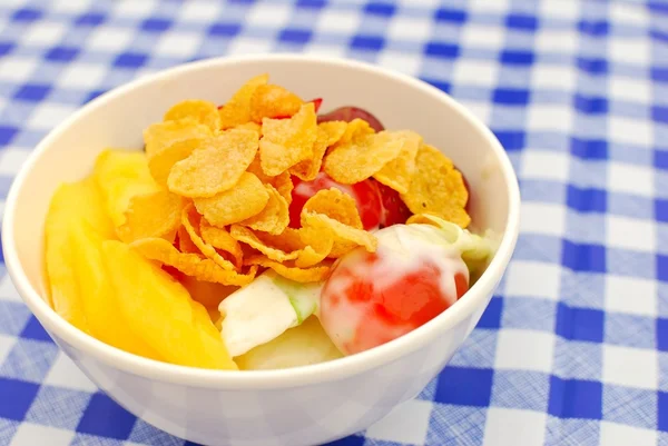 Insalata di frutta sana condita con cereali — Foto Stock